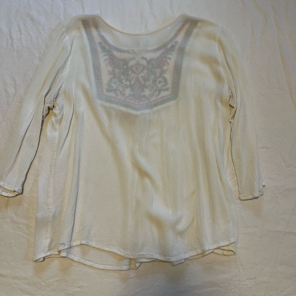 Lightweight embroidered top with cropped sleeves - Picture 3 of 4